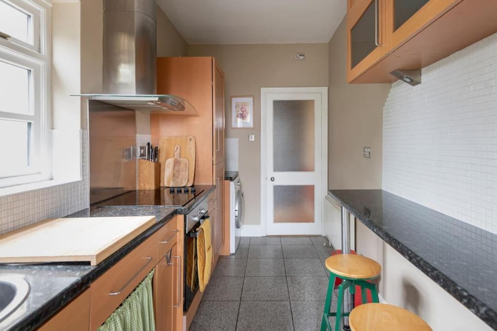 Stylish Central Apartment With Parking - Garden And Workspace Bath Exteriér fotografie